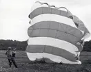 Fallskärmsjägarskolan i Karlsborg 1956.Landning.