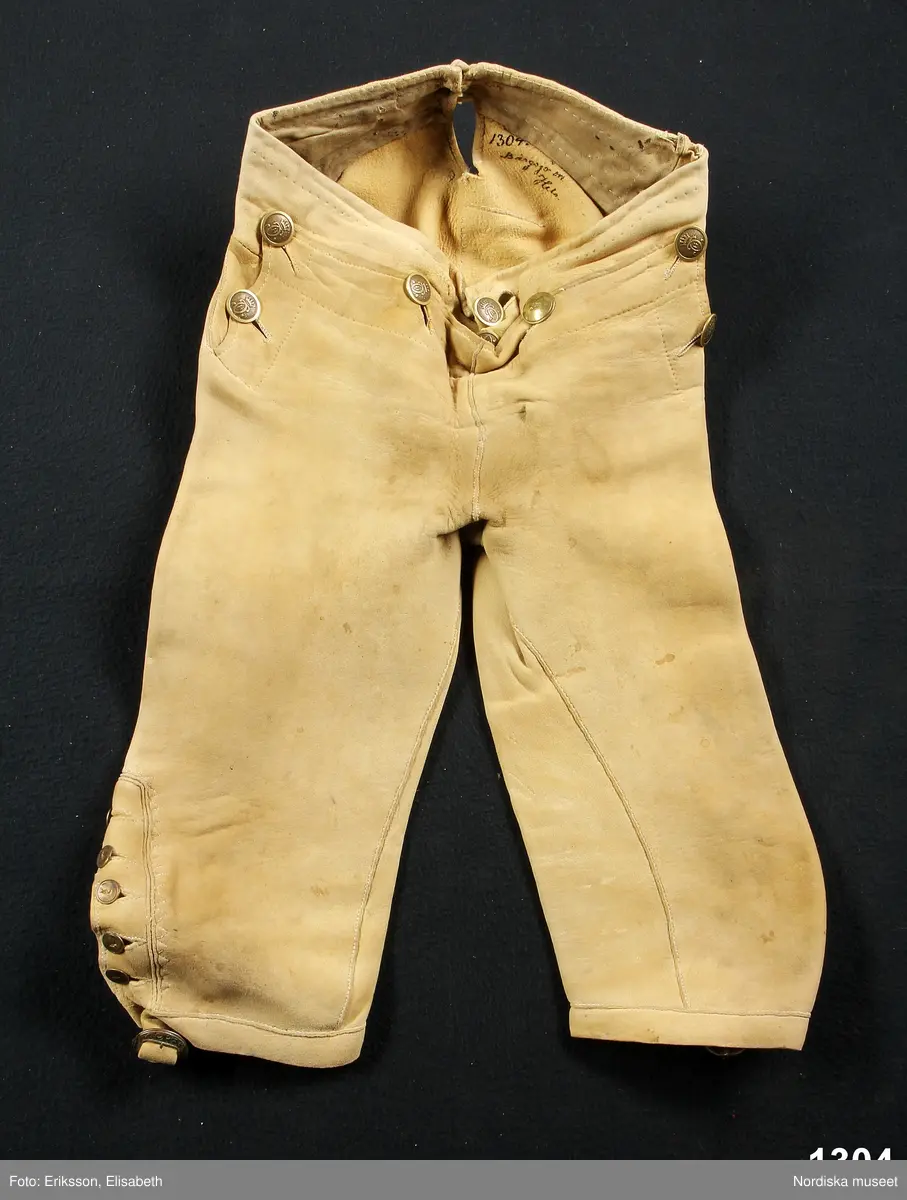 Bilaga: brev före förvärv från säljaren: "ett par älgskinnsbyxor ca 150 år men för mycket utslitna för att kunna sändas, men nu finns ej sämskskinn i här i Helsingland och ingen sämskskinnsmakare, skall jag låta en skräddare förfärdiga ett par af vadmal?"

Troligen är det dessa byxor som sedan sändes till museet.