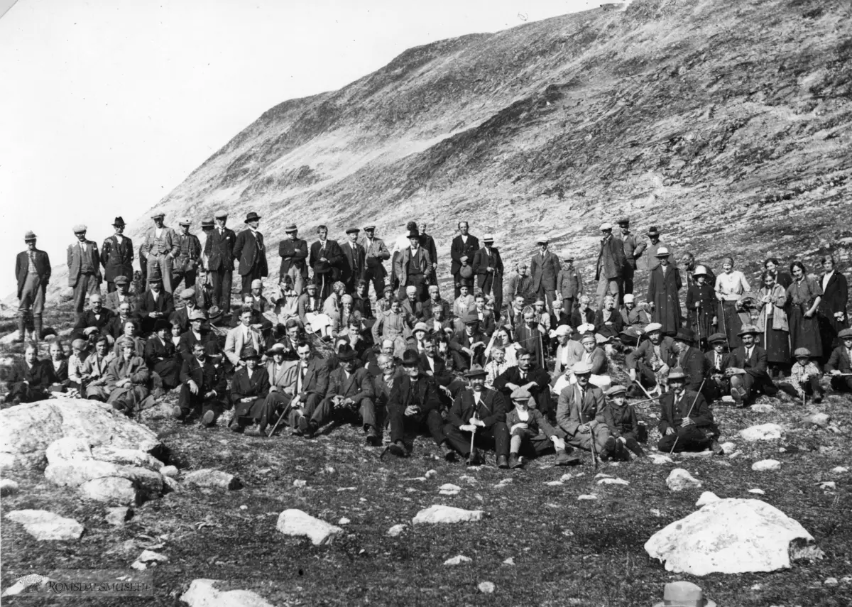 Kristelig fjellstemne i Sandgrovbotn 1923. .(Sjå Romsdals Sogelags Årsskrift for 1972)