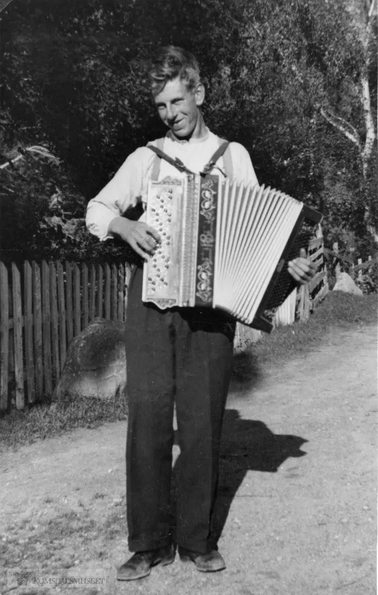 Hjalmar Opstad spilte mye til dans før 1940, ofte sammen med Laurits Brudestien på Fredheim ca 1928-1940.