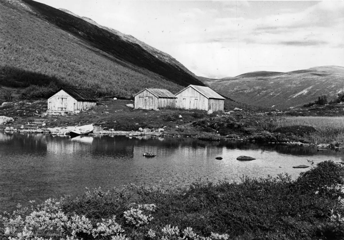 Båtnaustene ved Ulvådalsvatnet slik som de var.