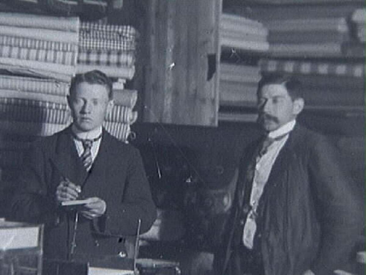 Vilhelm Sikéns handelsbod i Karl-Gustav. Harry Gabrielsson, till vänster, tog sedermera över affären. Bilden tagen av Vilhelms son. Vilhelmsberg.