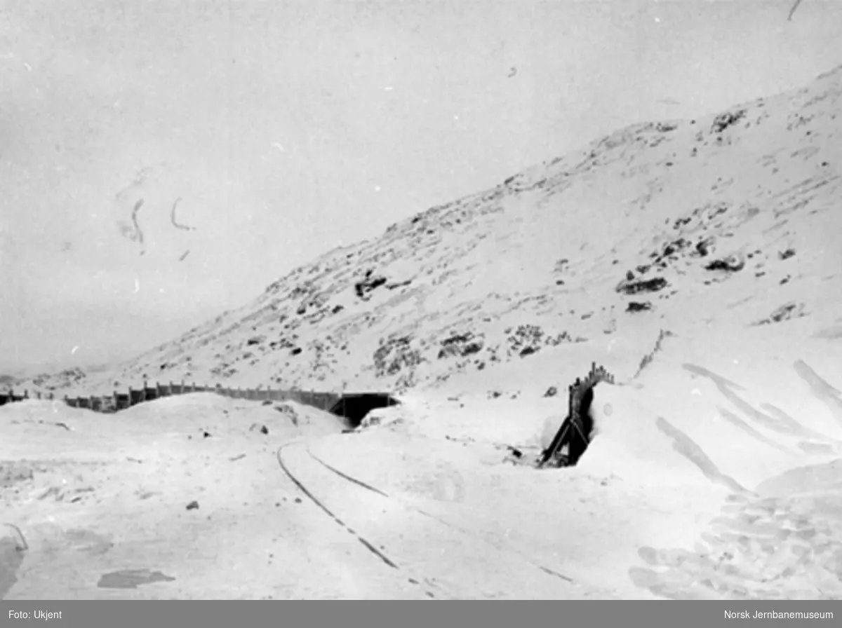 Jernbanen med snøskjerm og snøoverbygg ved Bjørnfjell