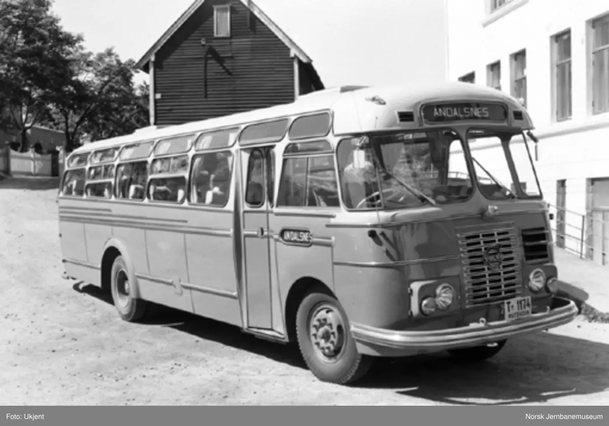 Statsbanenes Bilruter Ålesund buss Volvo T-1174, eksteriør og interiør