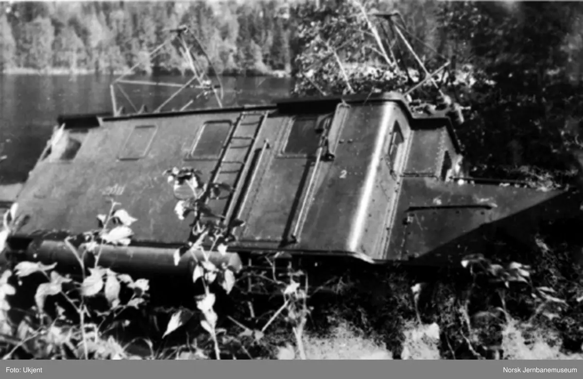 Avsporet elektrisk lokomotiv type El 1 nr. 2011 mellom Grønvollfoss og Årlifoss