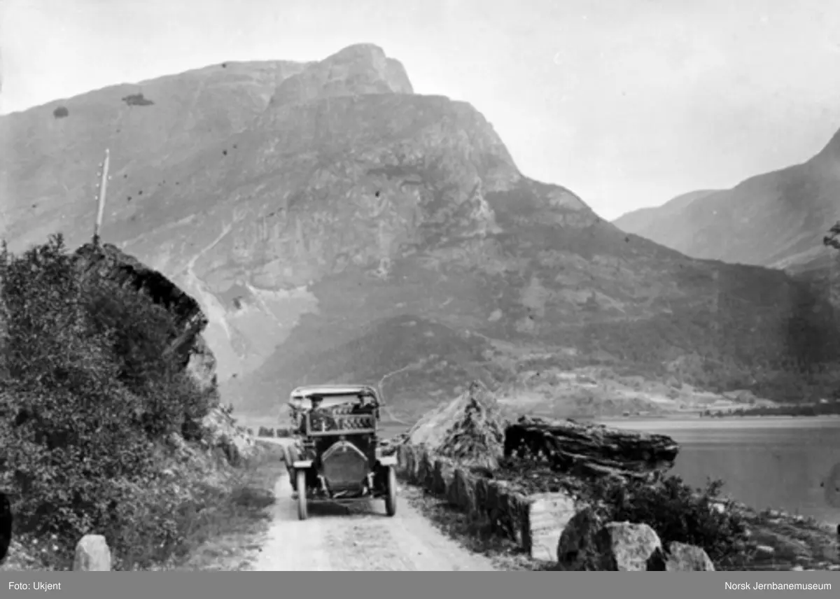 Hotelleier Nils Haavelsruds rutevogn "Kristiania 119", senere E-531, en Humber 1910-modell, på vegen ved Skotshorn i Vang, Valdres