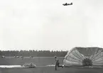 Fallskärmsjägarskolan i Karlsborg 1956.MC landat.