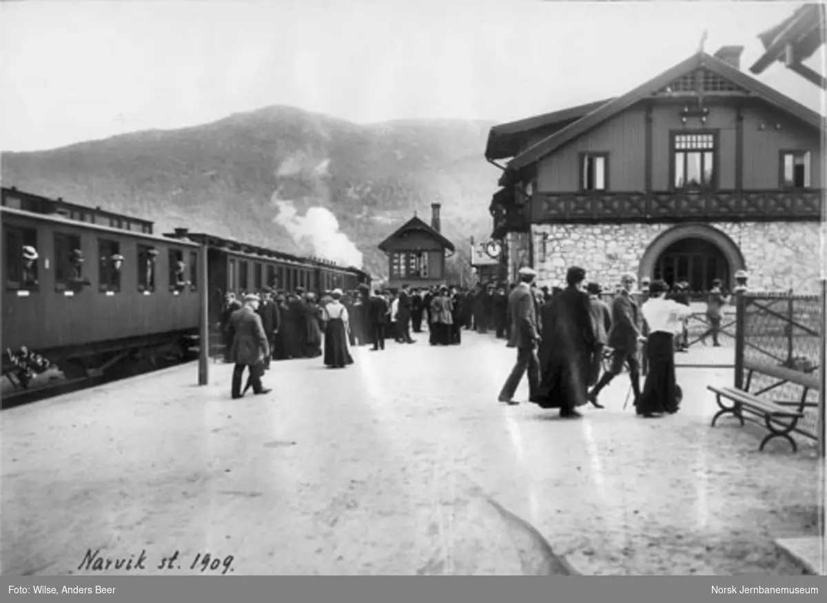 Fra plattformen på Narvik stasjon med reisende og østgående persontog