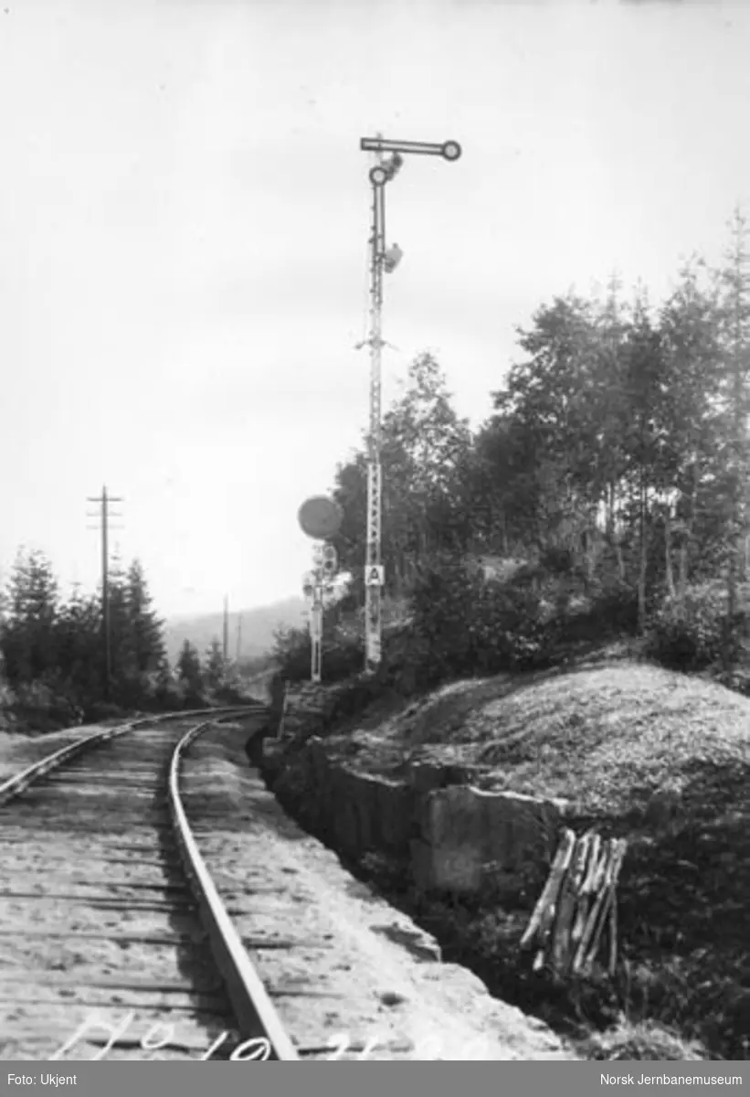 Roa stasjon : semafor innkjørsignal (A), fra Lunner, og forsignal