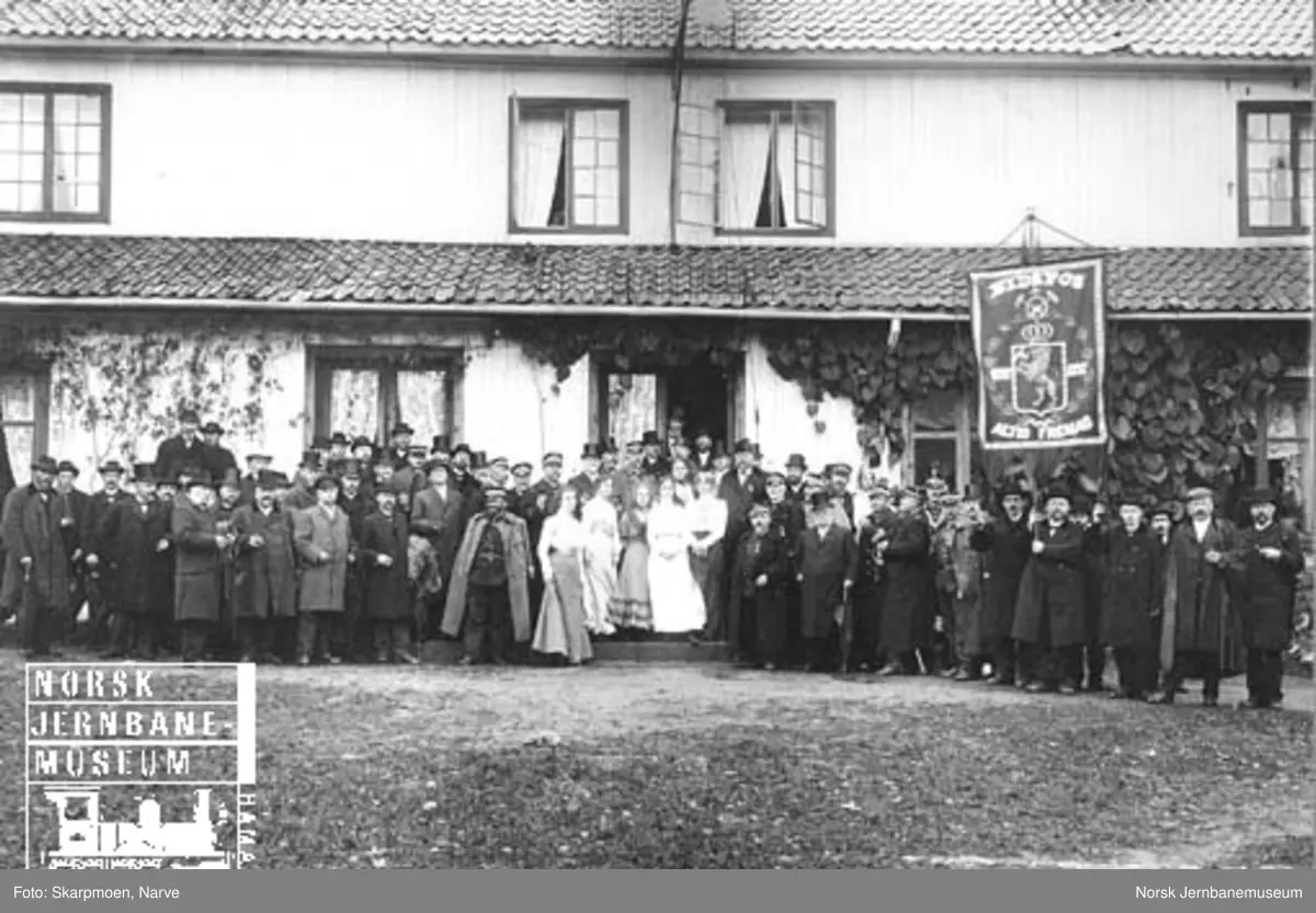 Gruppebilde av gjestene på Eidsfos Hovedgaard ved Tønsberg-Eidsfossbanens åpning