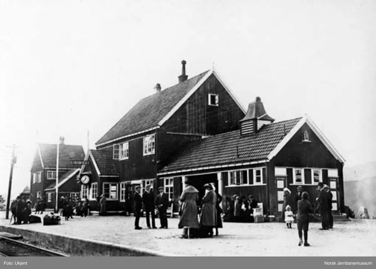 Hjuksebø stssjon med reisende på plattformen