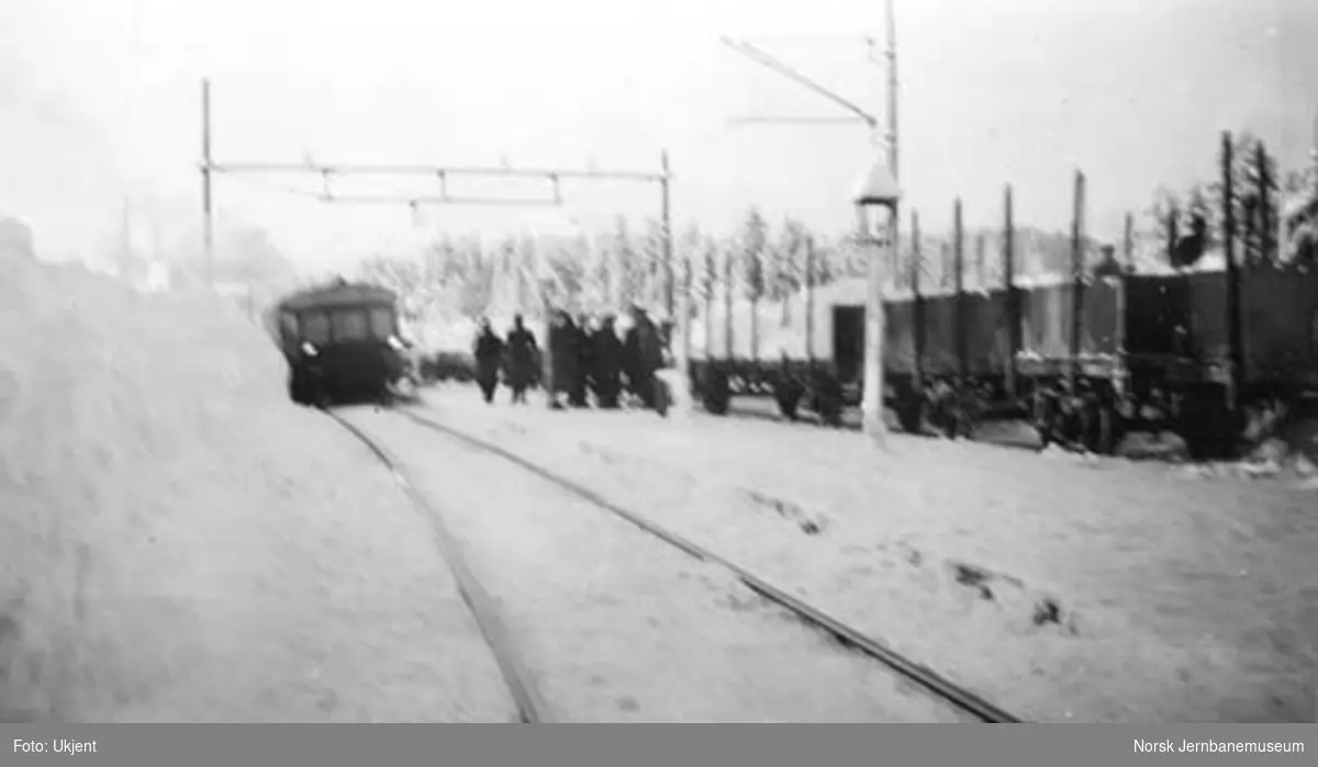 Stasjon på Sørlandsbanen med mye snø, snømåkere og motorvogn type 87