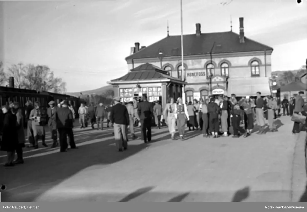 Reisende på plattformen foran Bergenstoget på Hønefoss stasjon
