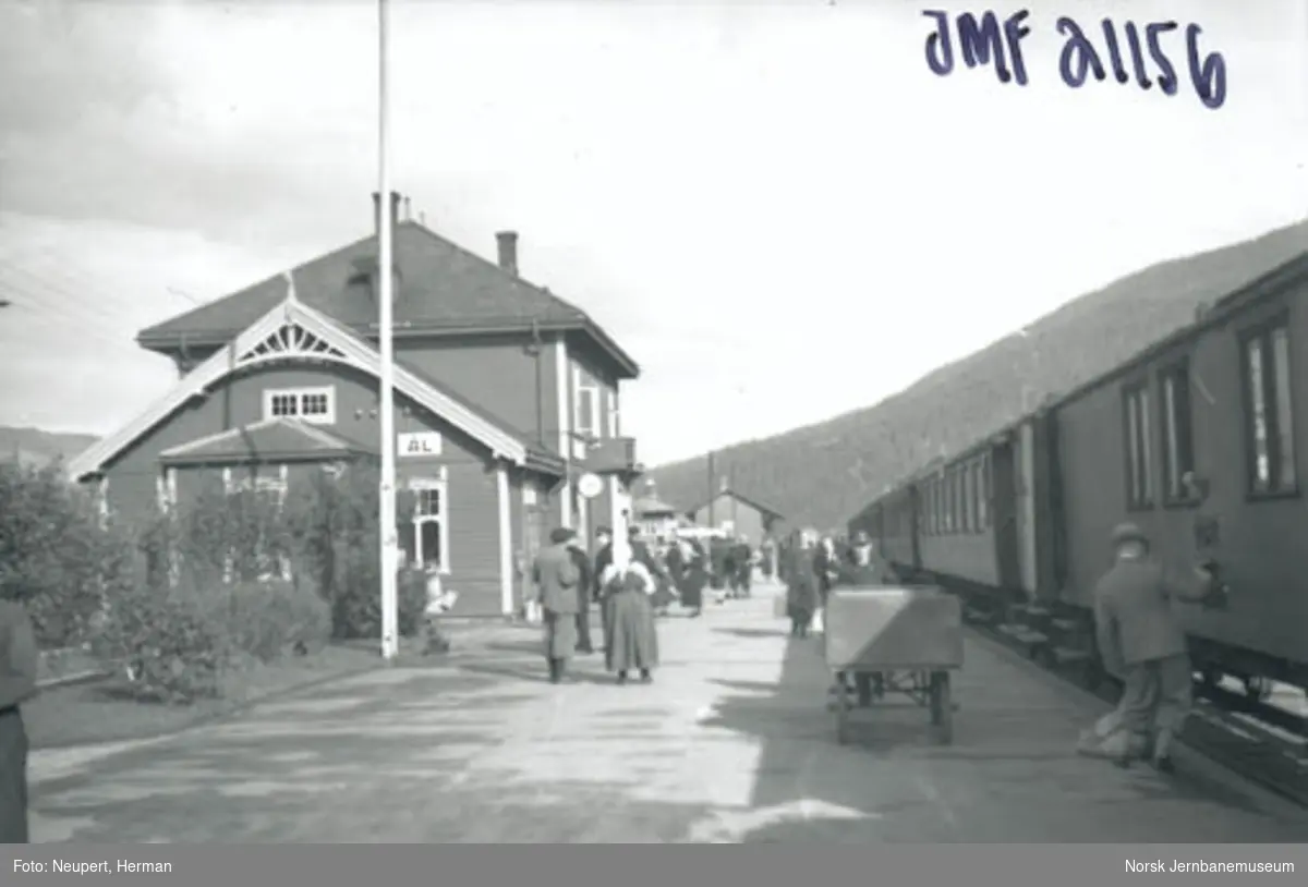 Persontog og reisende på Ål stasjon