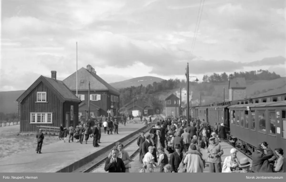 Persontog og reisende på Dombås stasjon