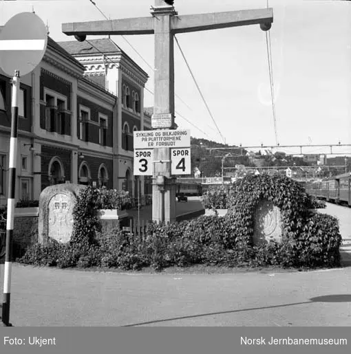 Kristiansand stasjon med minnesteinene