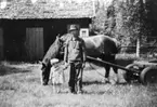 Soldattorpet Backgården. Gösta och Nils Yngve Svensson. Hästen Kasper.