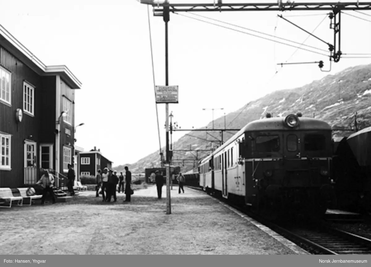 Bjørnfjell stasjon 18. juni 1980, om morgenen : kl. 08.42: lokaltoget fra Narvik ankommer
