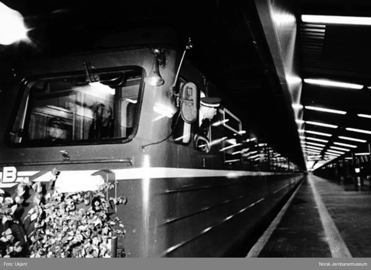 Åpningen av Oslo-tunnelen : Åpningstoget 30. mai 1980 ankommet Nationaltheatret stasjon. Det ble ført av lokfører Ivar Rustad og overkonduktør Arve Sveen.