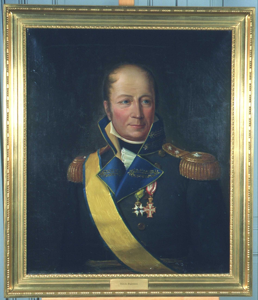 Portrett av Diderik Hegermann. Mørk uniform. Gult ordensbånd og to ordener, Dannebrog og Serafimerordenen.