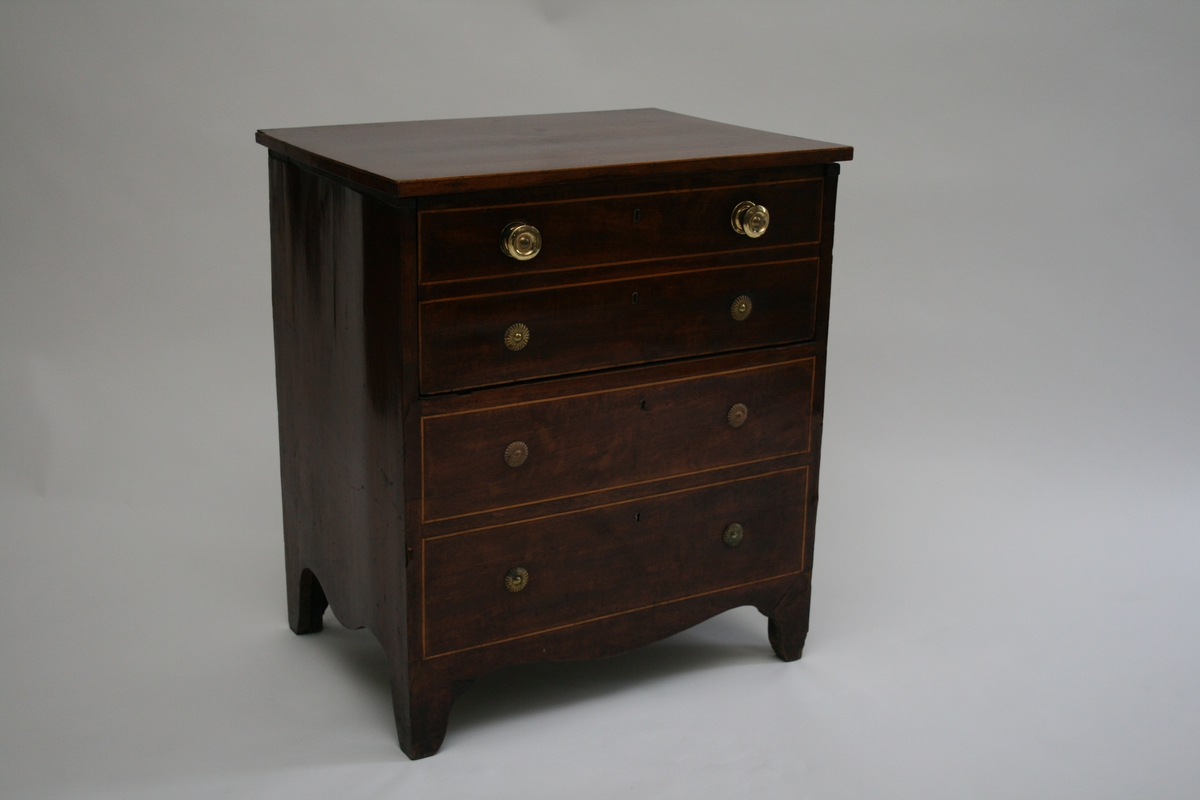 Potte som er kamuflert som en kommode. Topplata kan åpnes.