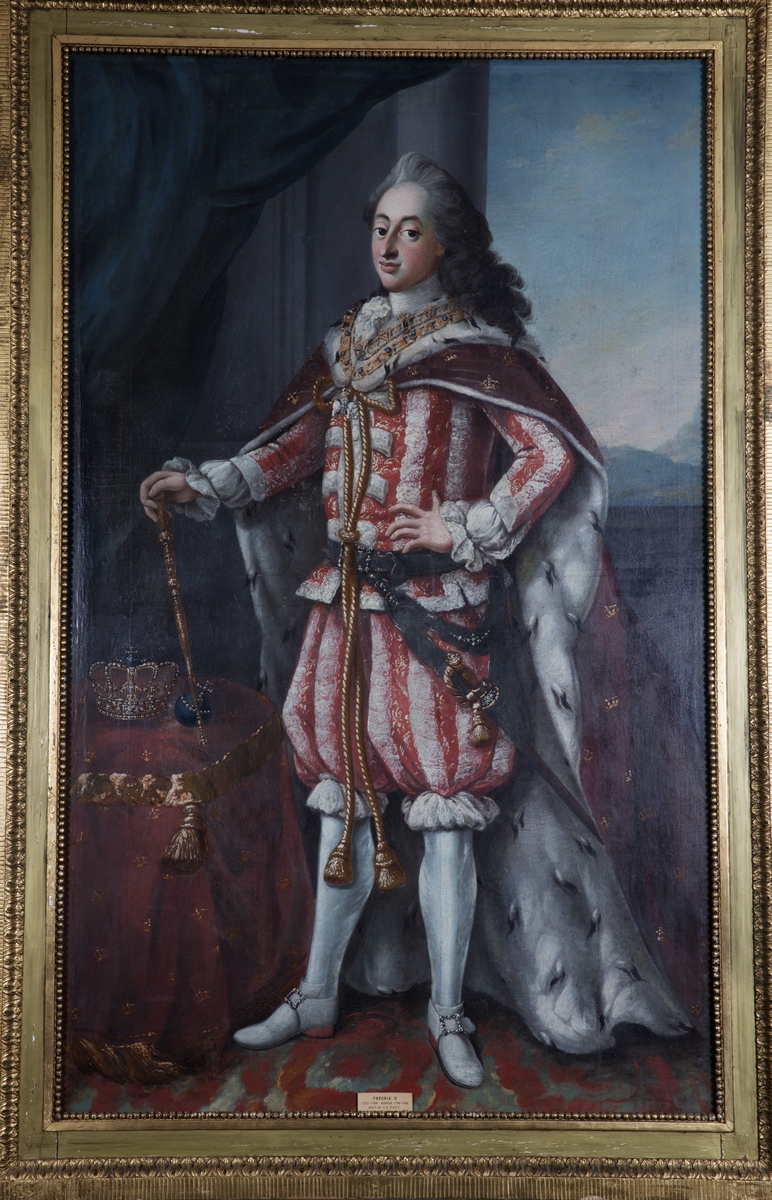 Portrett av kong Frederik 5 i kroningsdrakt. Helfigur.