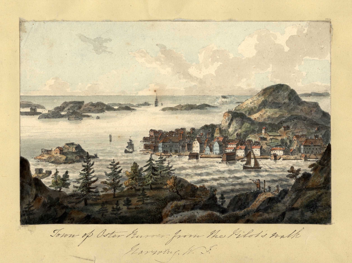 Kystlandskap fra Risør, utsiktsbilde med hav, holmer, bybebyggelse og seilskuter.