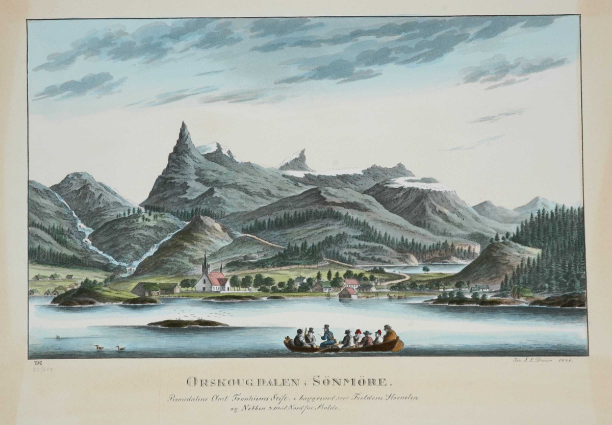 Prospekt, Ørskog, Møre og Romsdal. Kirke i bakrunnen, båt fylt med personer i forgrunnen. Muligens kirkebåt.