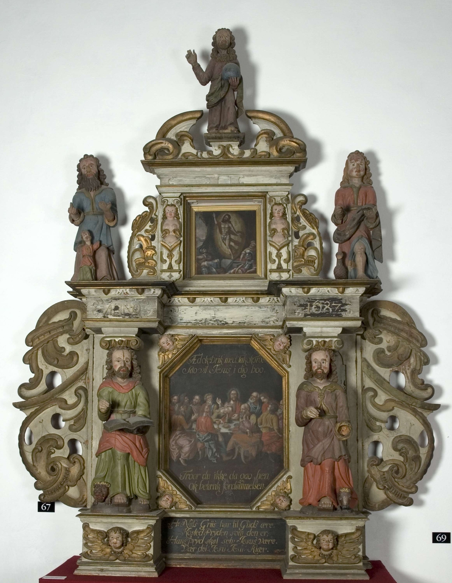 Nattverden er fremstilt i hovedfeltet som er flankert av Markus og Lukas. Toppstykket som skildrer oppstandelsen er flankert av Matteus og Johannes. Øverst troner Kristus som Salvator Mundi (verdens frelser) med en klode i hånden. Englehoder og hermefigurer med bladfliker i stedet for armer dekorerer tavlen. 