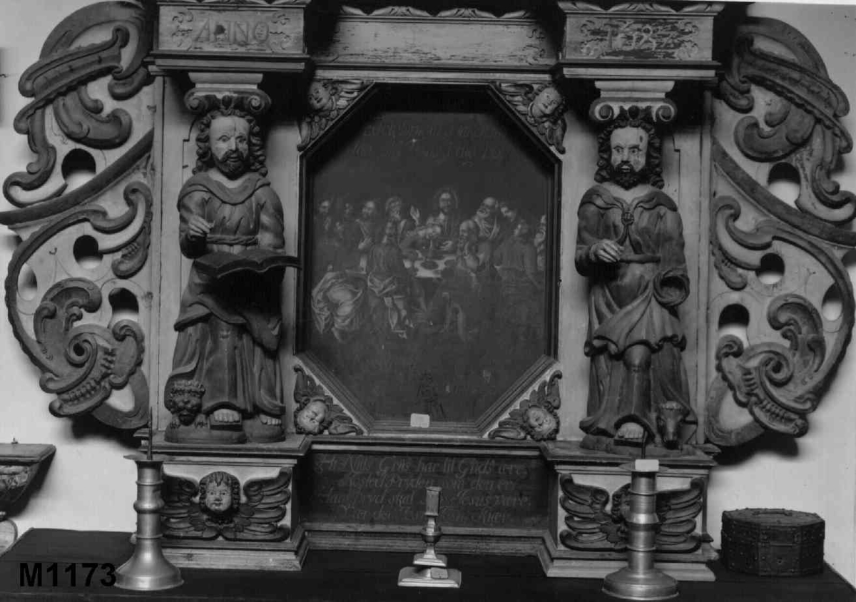 Nattverden er fremstilt i hovedfeltet som er flankert av Markus og Lukas. Toppstykket som skildrer oppstandelsen er flankert av Matteus og Johannes. Øverst troner Kristus som Salvator Mundi (verdens frelser) med en klode i hånden. Englehoder og hermefigurer med bladfliker i stedet for armer dekorerer tavlen. 