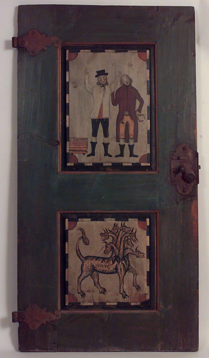 Malt av Olav (Ola) Hansson (1760-1843) fra Hovin, den mest særpregede rosemaleren i Telemark. Olav Hansson gikk mellom 1780-1800 bort fra en bypåvirket stil til en mer selvstendig måte å male på, og han forble en ener de neste 40 år. Særegen var hans bruk av figurscener fra bondens liv innimellom rosene. Her vises bonden som slåss med tømmermerkeren som har snytt ham på målet.