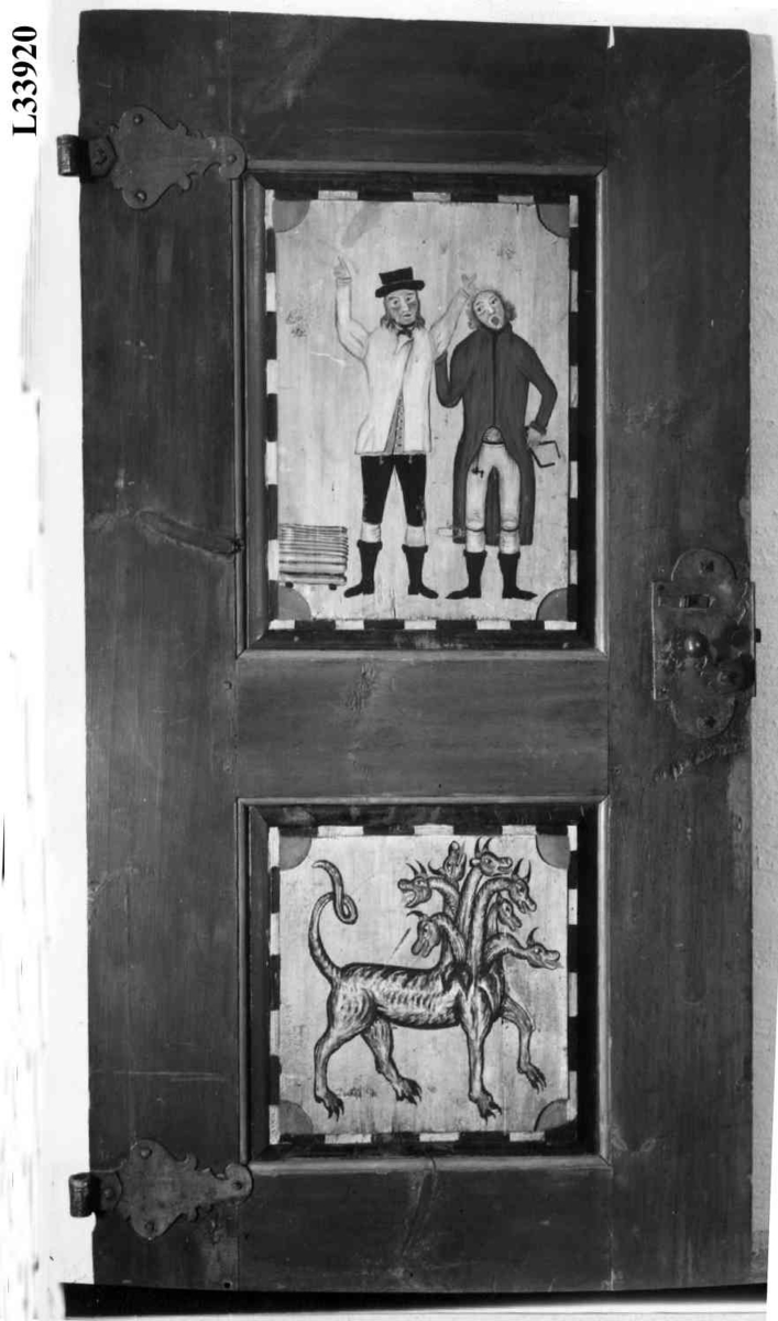 Malt av Olav (Ola) Hansson (1760-1843) fra Hovin, den mest særpregede rosemaleren i Telemark. Olav Hansson gikk mellom 1780-1800 bort fra en bypåvirket stil til en mer selvstendig måte å male på, og han forble en ener de neste 40 år. Særegen var hans bruk av figurscener fra bondens liv innimellom rosene. Her vises bonden som slåss med tømmermerkeren som har snytt ham på målet.