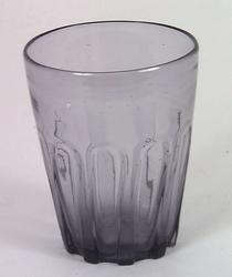 Glass fra Nøstetangen glassverk på Norsk Folkemuseum