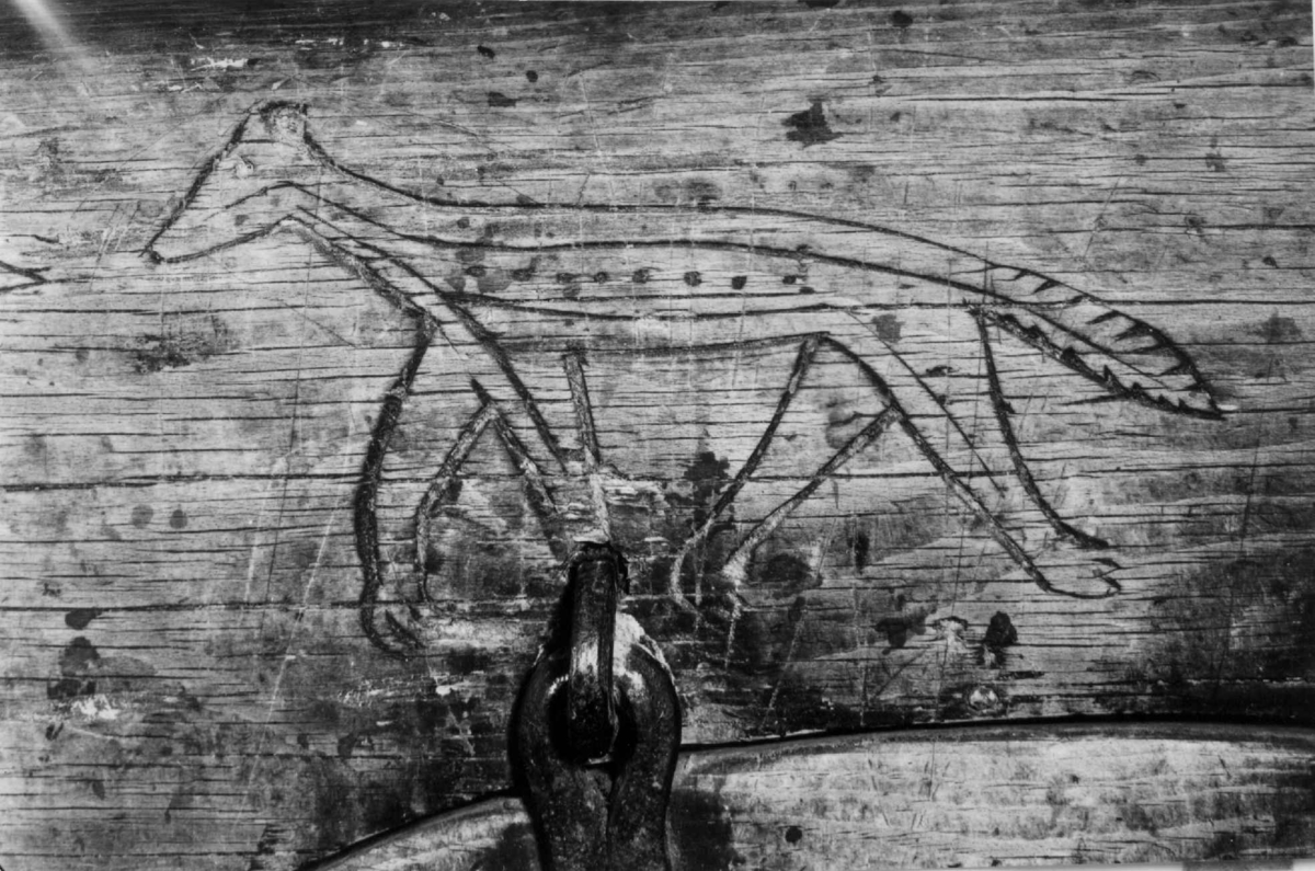 Bordplate og sider til bordet et laget av én tømmerstokk. Bendelene er skåret som formen til innsiden og sikret med dømlinger. Bordet har en frontside  med skurd og rispet dekor med middelalderspreg. Frontsiden har også en bueformet luke med hengsling nedtil. Undersiden er hvert dekket, så eneste inngang er fra luken. Bordet er ubehandlet.