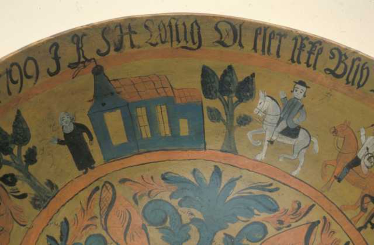 Innvendig malt bruderei, på utsiden billedskurd med fremstillinger av Samson som slår ihjel 1000 filistre, Daniel Olaf Strangessøn og Habor Roland og hedningen Ferakund, Holger Danske og Burman.