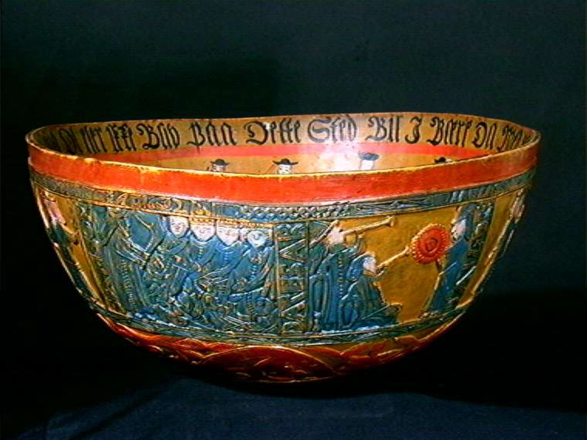 Innvendig malt bruderei, på utsiden billedskurd med fremstillinger av Samson som slår ihjel 1000 filistre, Daniel Olaf Strangessøn og Habor Roland og hedningen Ferakund, Holger Danske og Burman.