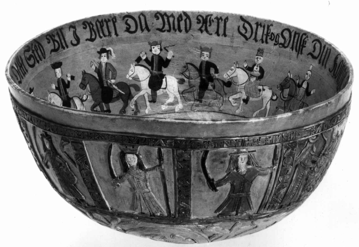 Innvendig malt bruderei, på utsiden billedskurd med fremstillinger av Samson som slår ihjel 1000 filistre, Daniel Olaf Strangessøn og Habor Roland og hedningen Ferakund, Holger Danske og Burman.