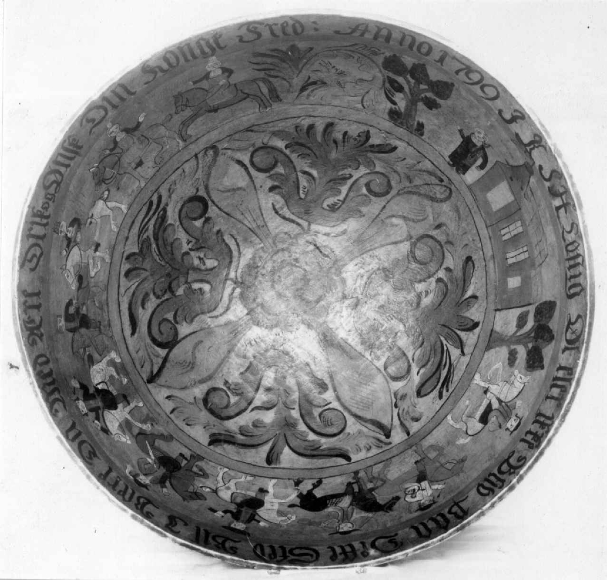 Innvendig malt bruderei, på utsiden billedskurd med fremstillinger av Samson som slår ihjel 1000 filistre, Daniel Olaf Strangessøn og Habor Roland og hedningen Ferakund, Holger Danske og Burman.