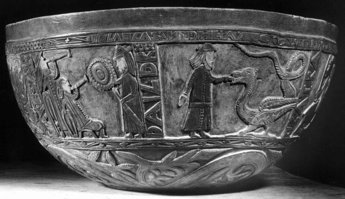 Innvendig malt bruderei, på utsiden billedskurd med fremstillinger av Samson som slår ihjel 1000 filistre, Daniel Olaf Strangessøn og Habor Roland og hedningen Ferakund, Holger Danske og Burman.