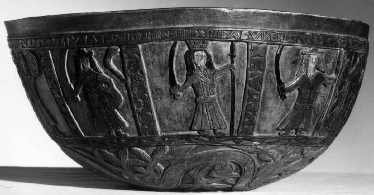 Innvendig malt bruderei, på utsiden billedskurd med fremstillinger av Samson som slår ihjel 1000 filistre, Daniel Olaf Strangessøn og Habor Roland og hedningen Ferakund, Holger Danske og Burman.