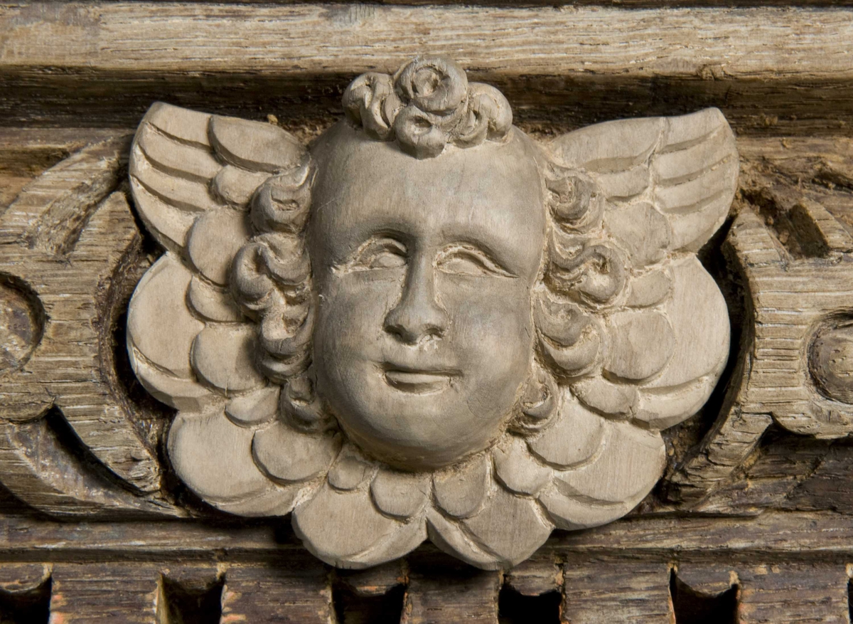 Rektangulært skap med skåret ornamentikk i flere deler. Øvre skap med to dører og gesims. Nedre skap med en klaff fremstilt som to dører. Skapdelene står på en sokkel med fire ben. Tympanon på øvre skap. Skapet ble opprinnelig brukt som skjenk med åpen klaff for å servere drikkevarer til gjester.
På overskapet i dørfyllinger er utskåret motiv fra gamle testament: "Samsons kamp med løven" og "Samson bærer bort Gazas byport". På underskap i fyllinger: "Samson slår filisterne med asenkjeven" og "Samson og Dalila". Dørene blir flankert av hermenpilaster. Mellom fyllinger på overskap aedikula med dyden "kjærlighet".  Som karyatide og atlant to utskårete figuerer "Adam og Eva" ved overskap. 
Klassiske profiler med eggstav, perlestav og tannsnitt. Beslagverkornament på skapsidene, gesimsens underside og profil på underskap. 
Utskårete hoder av løver, engler, kvinner, masker på gesimsens underside og profil på underskap. Sidebrett med hermer, portretter i medaljonger og beslagverk. Sokkelen består av dreide og utskårete ben, holdt av en ramme, Forsidens blending er dekorert med utskårete figurer og ornamenter i ørebruskstil.
Flere deler er sekundære.