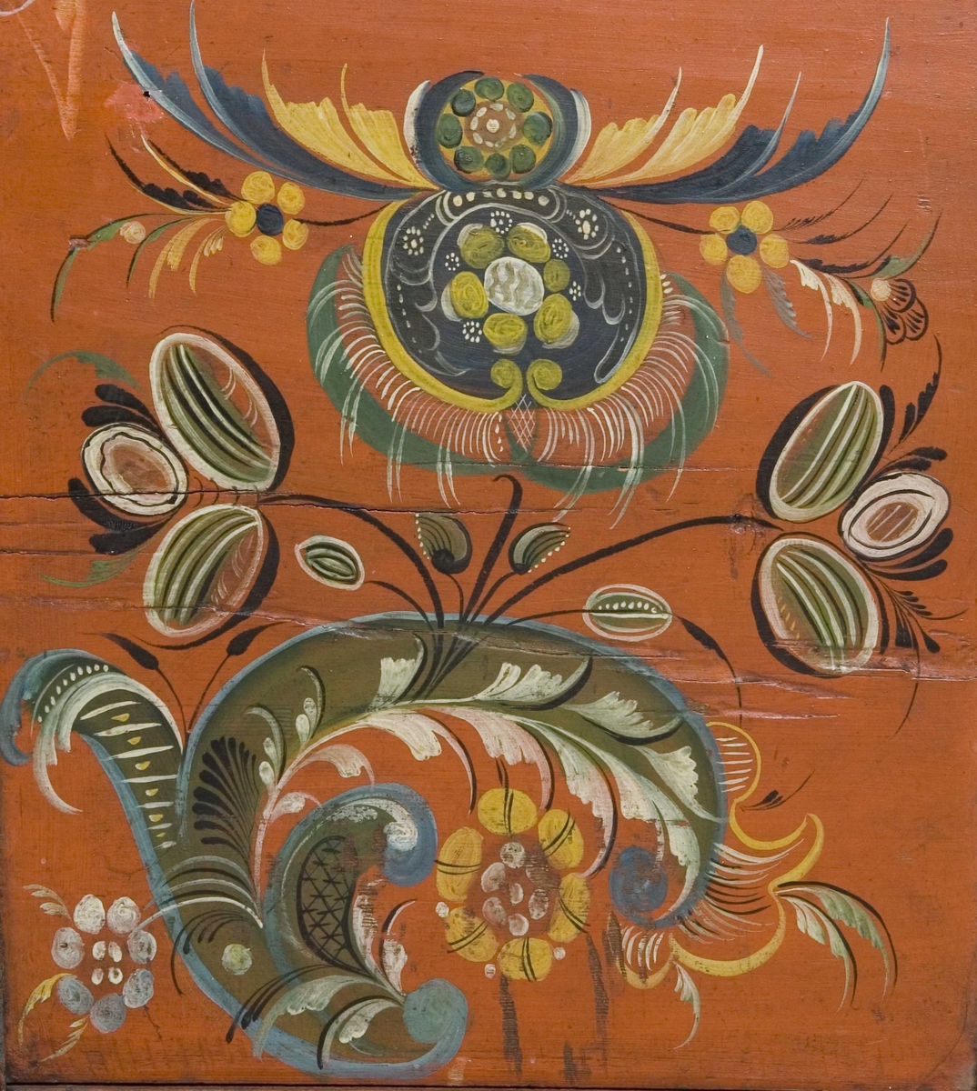 Rosemalt kiste med svakt buet lokk. Løs sokkel. Leddik. Bemalt innvendig.