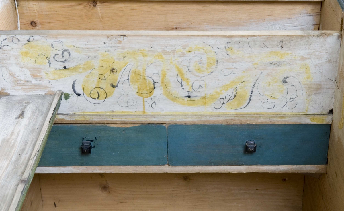 Buet lokk, rosemalt. Kartusjer med enhjørning og norsk løve.