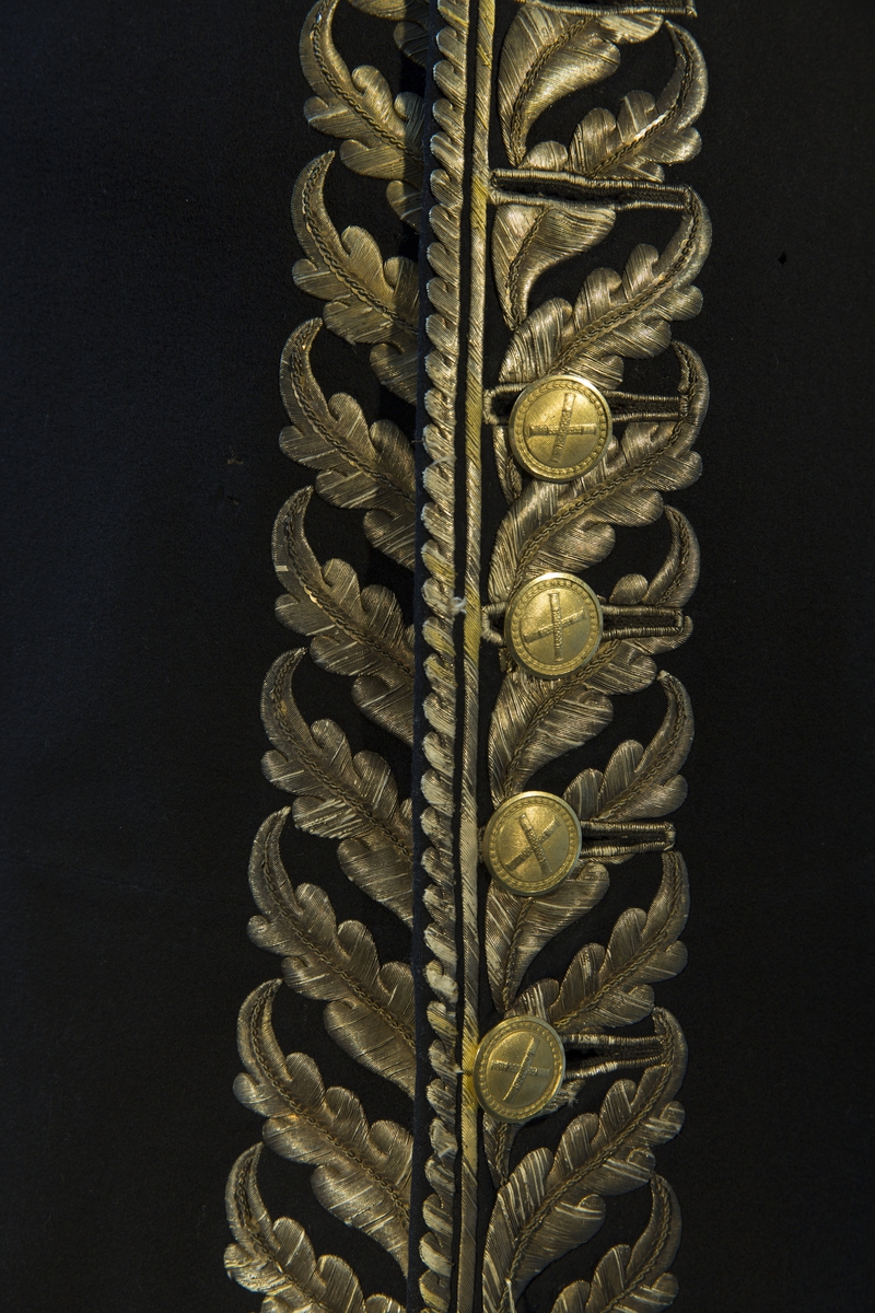 Mørkblå frakk med dekor av metallbroderi.