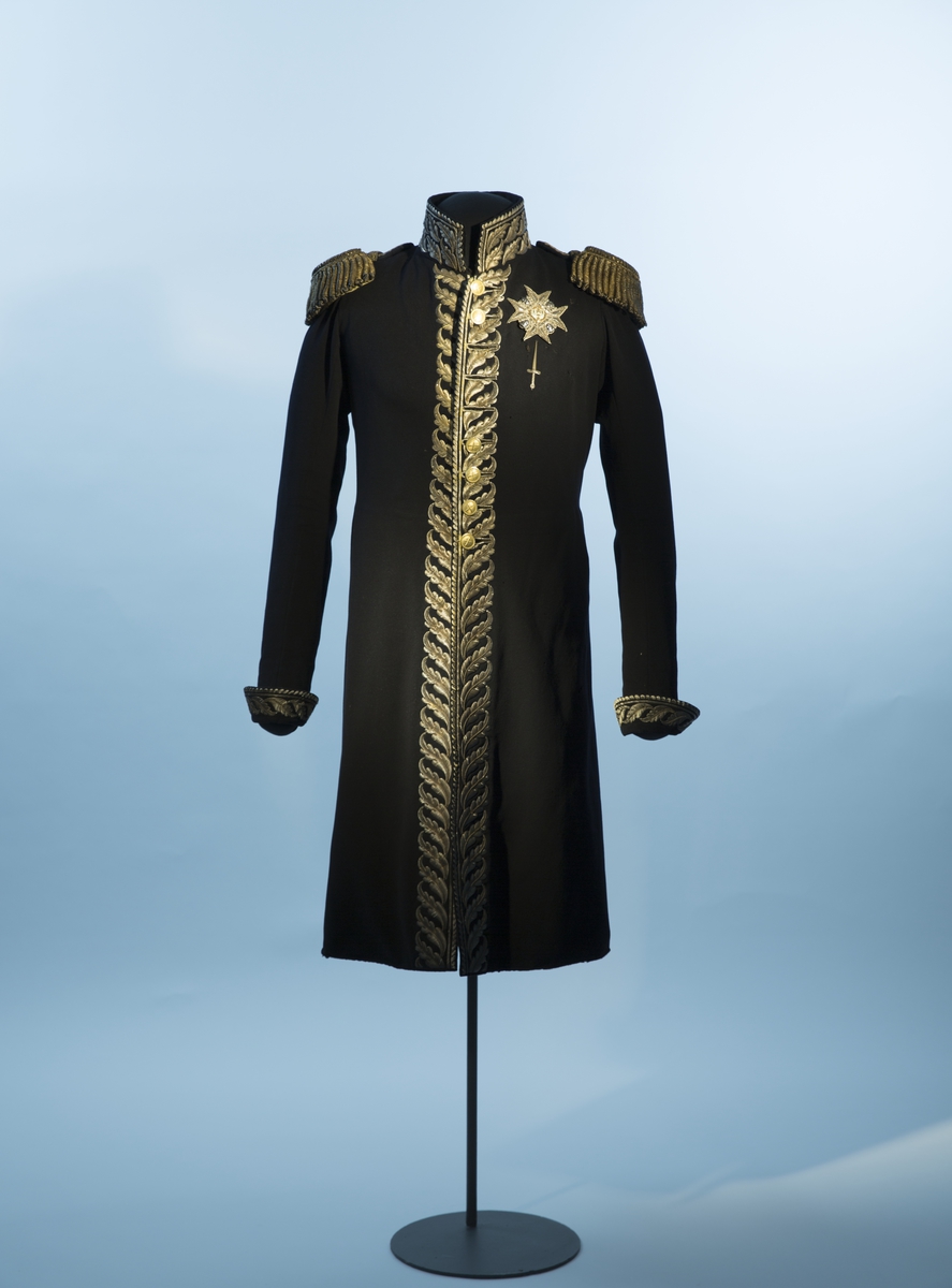 Mørkblå frakk med dekor av metallbroderi.