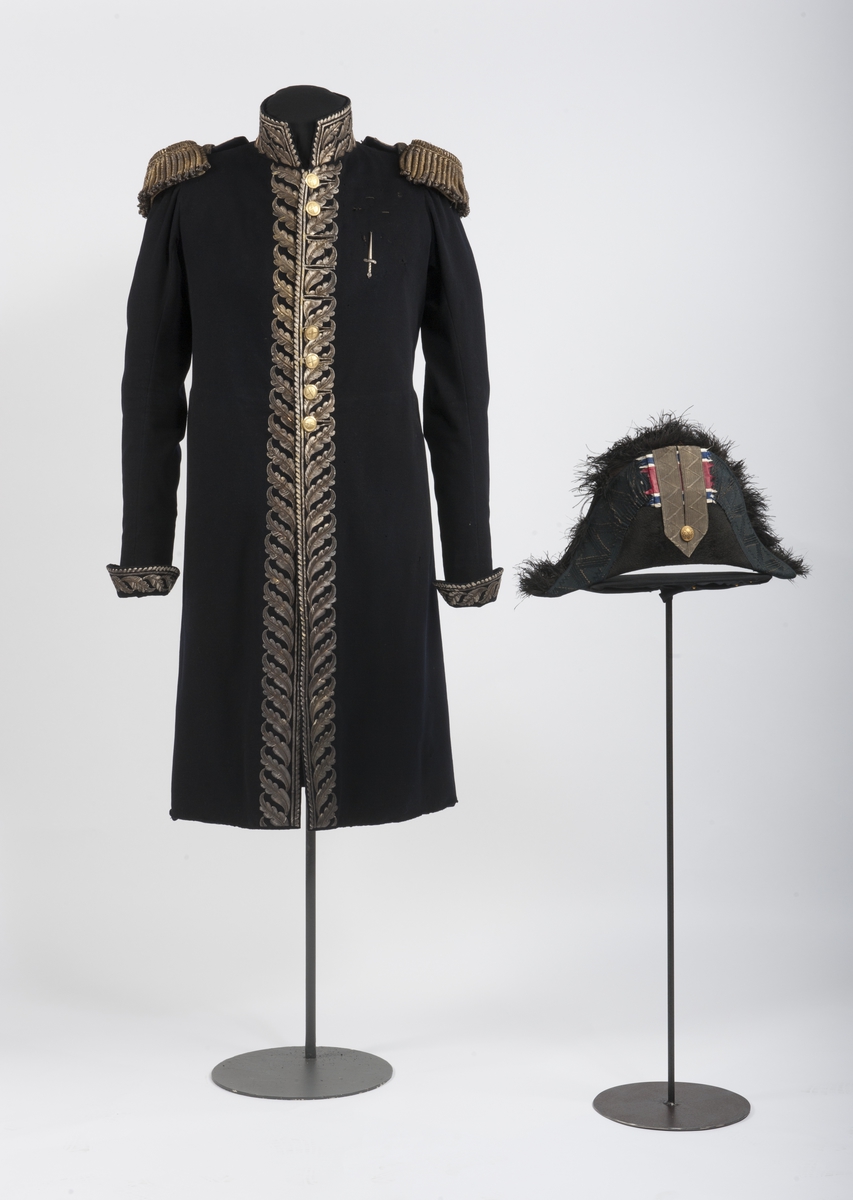 Mørkblå frakk med dekor av metallbroderi.