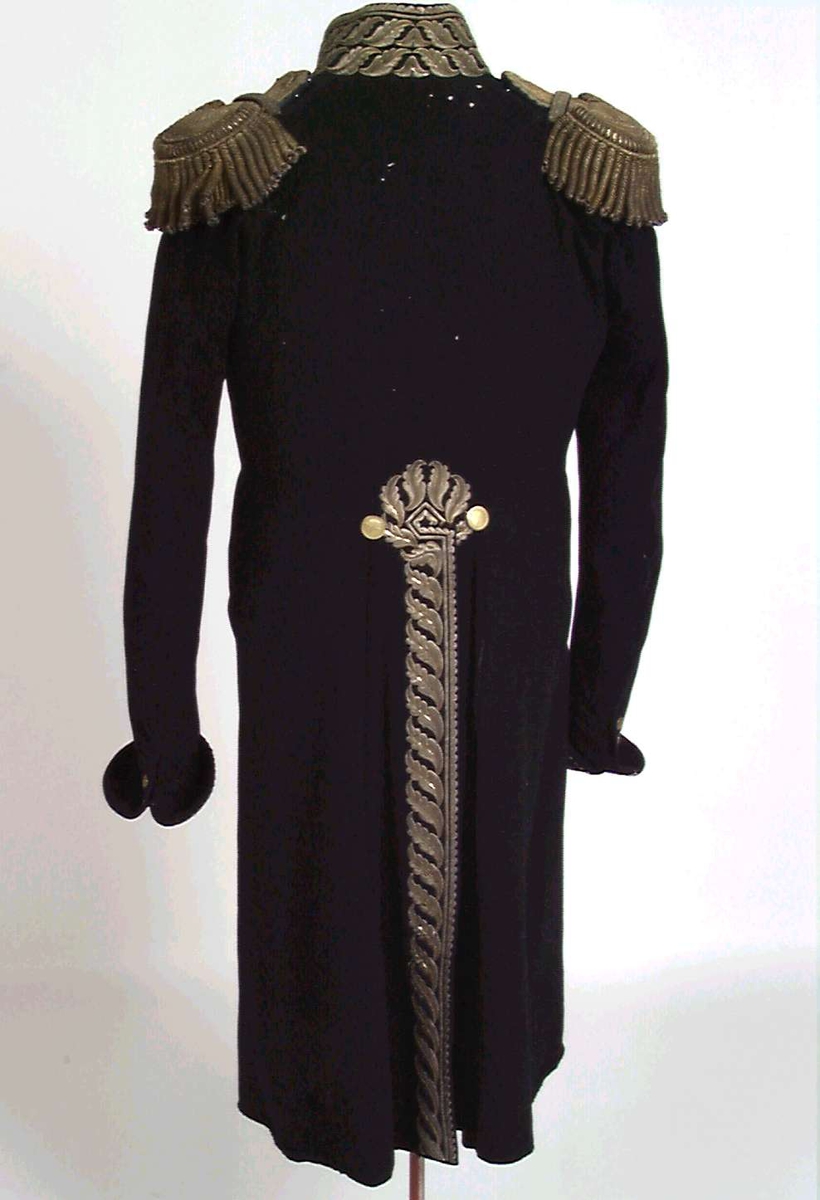 Mørkblå frakk med dekor av metallbroderi.