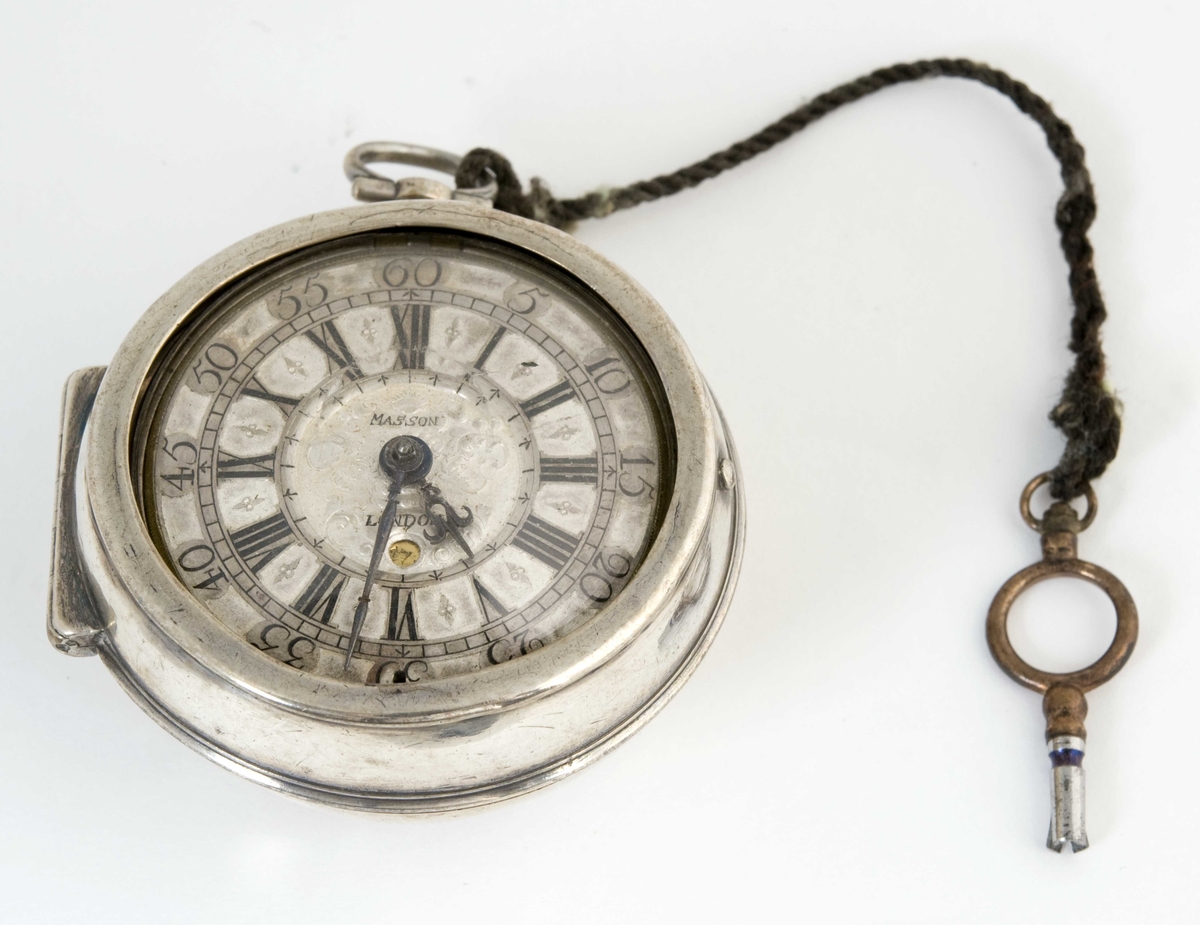 Sølv, porselen. I dobbelt sølvkasse, på ytre portrett i emalje, - avslitt.