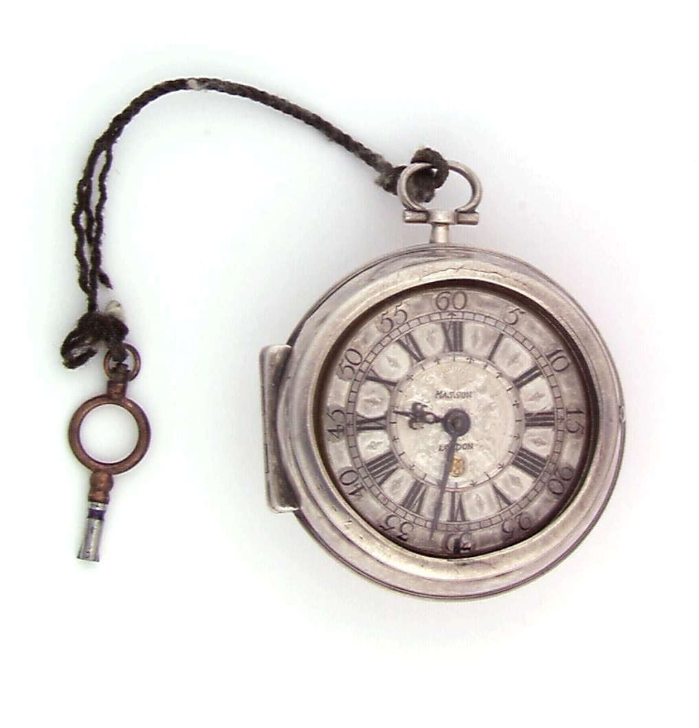 Sølv, porselen. I dobbelt sølvkasse, på ytre portrett i emalje, - avslitt.