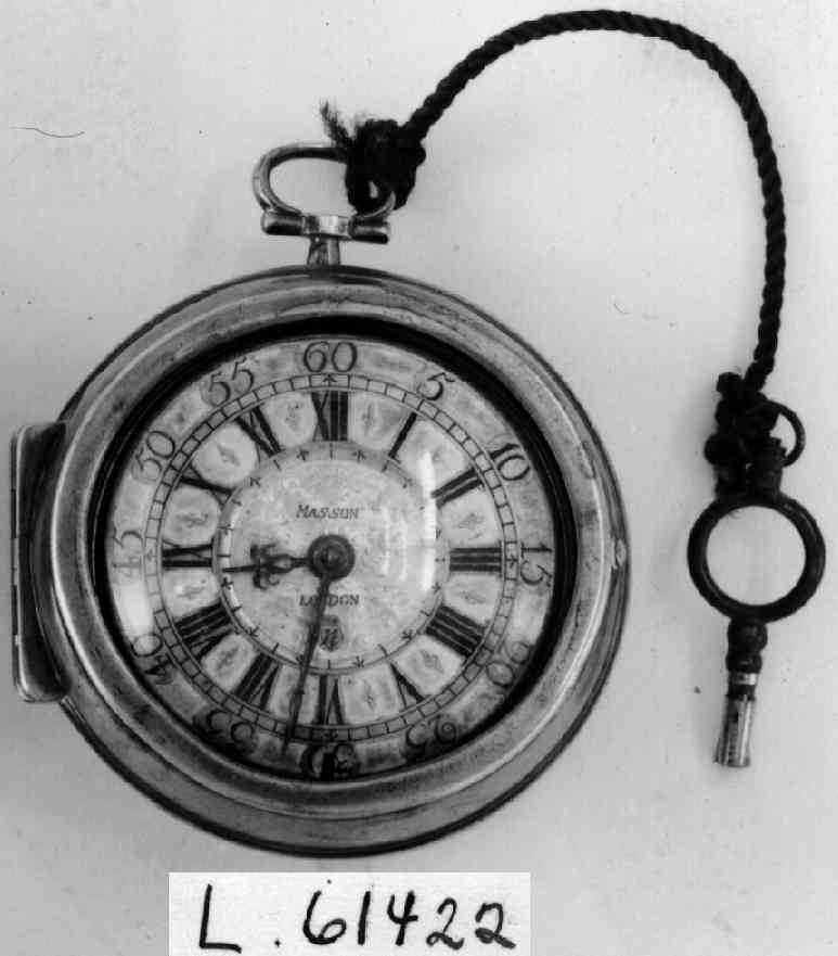 Sølv, porselen. I dobbelt sølvkasse, på ytre portrett i emalje, - avslitt.